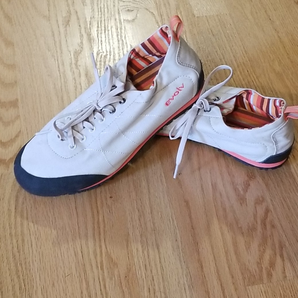EUC Evolv climbing shoe size 9